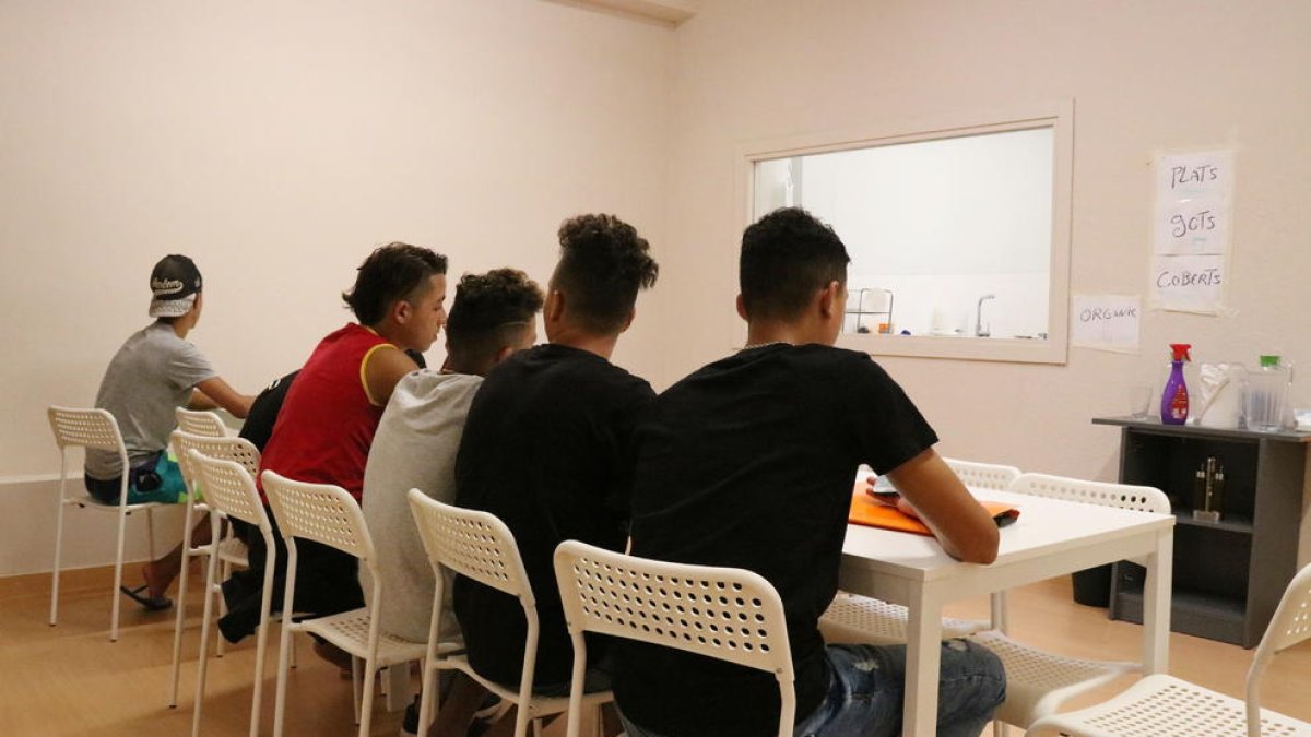 Alerten que la falta d'EPI i la sobreocupació en els centres de menors posa en risc la salut de professionals i usuaris