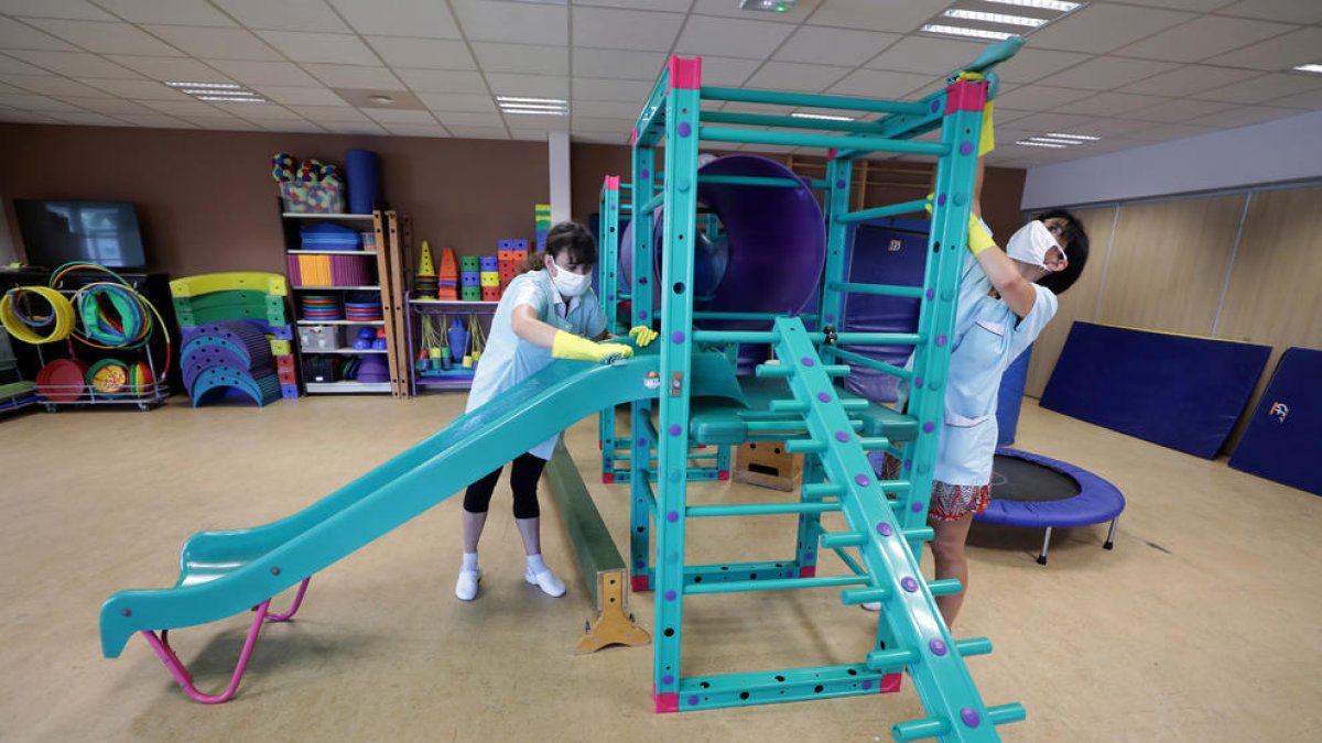 Mascaretes, classes reduïdes i distància social: les escoles reobren a Europa amb noves normes pel temor als rebrots