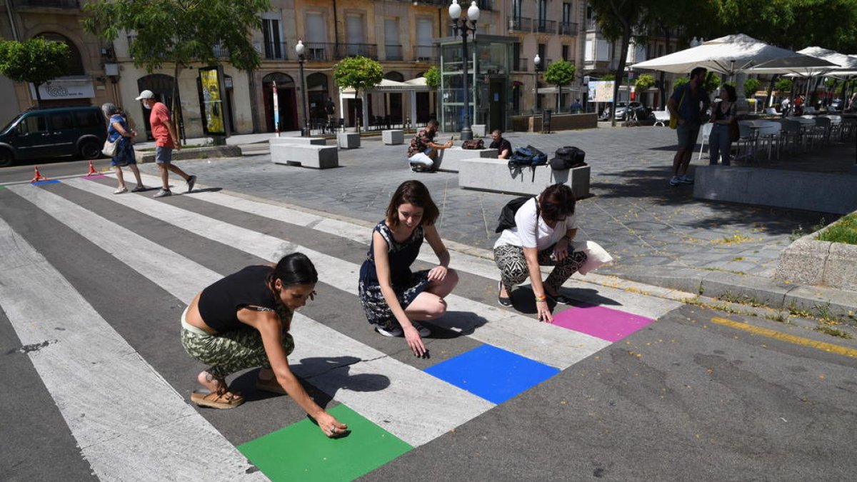 La plaça Imperial Tàrraco estrena bancs reivindicatius pel Dia Internacional de l'Orgull