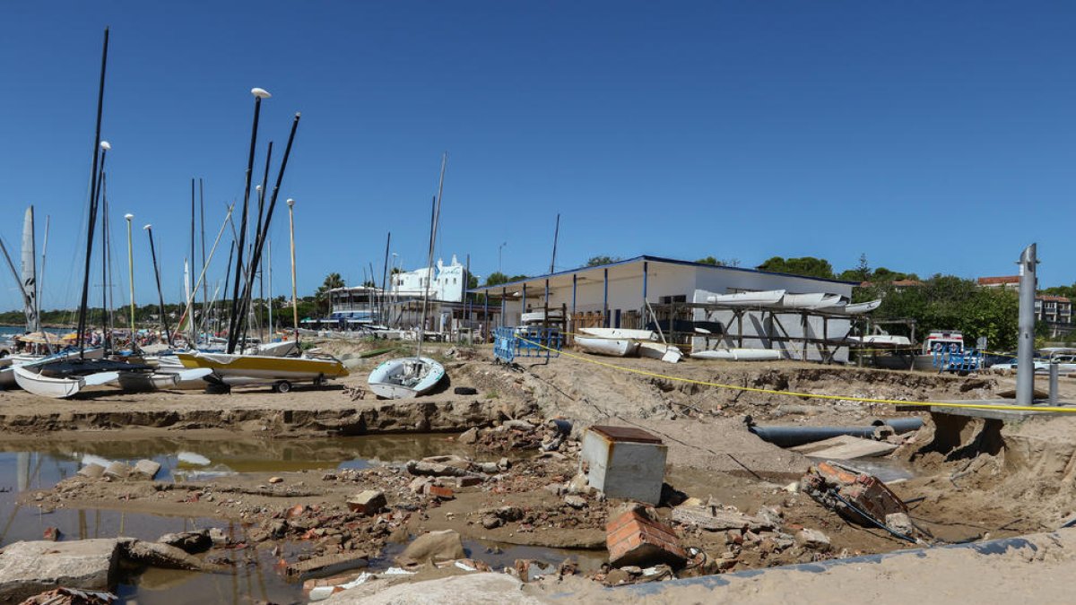 La platja Llarga, castigada un cop més per les pluges i el mal temps