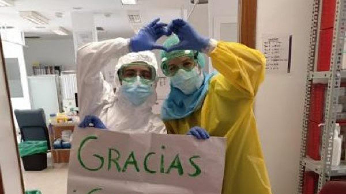 Pancartes mítiques de Greenpeace convertides en bates protectores davant el Covid per a personal de residències