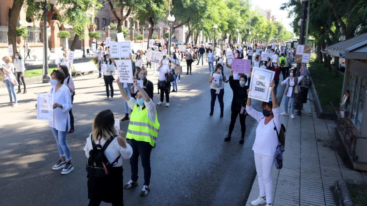 Los esteticistas se concentran en Tarragona para reclamar la reapertura de los negocios