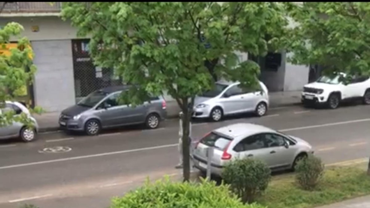 Aparten dos policies per intentar detenir dos joves a punta de pistola