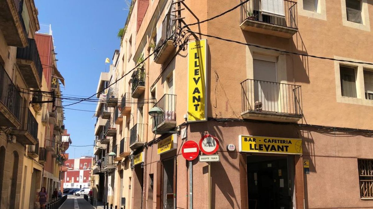 Bares del Serrallo lamentan la pérdida de clientes por|para los episodios de violencia