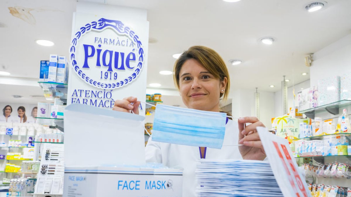 Los farmacéuticos piden no ir a buscar la mascarilla si no es urgente