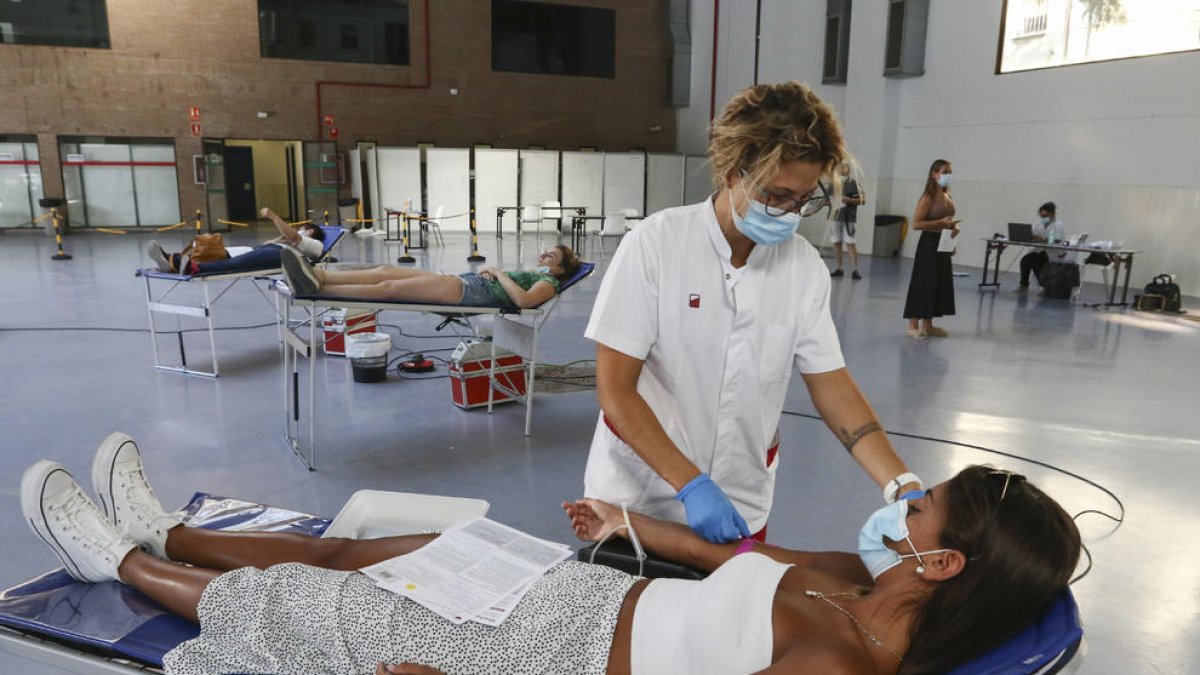 Una cincuentena de personas dan sangre y plasma en Tarragona