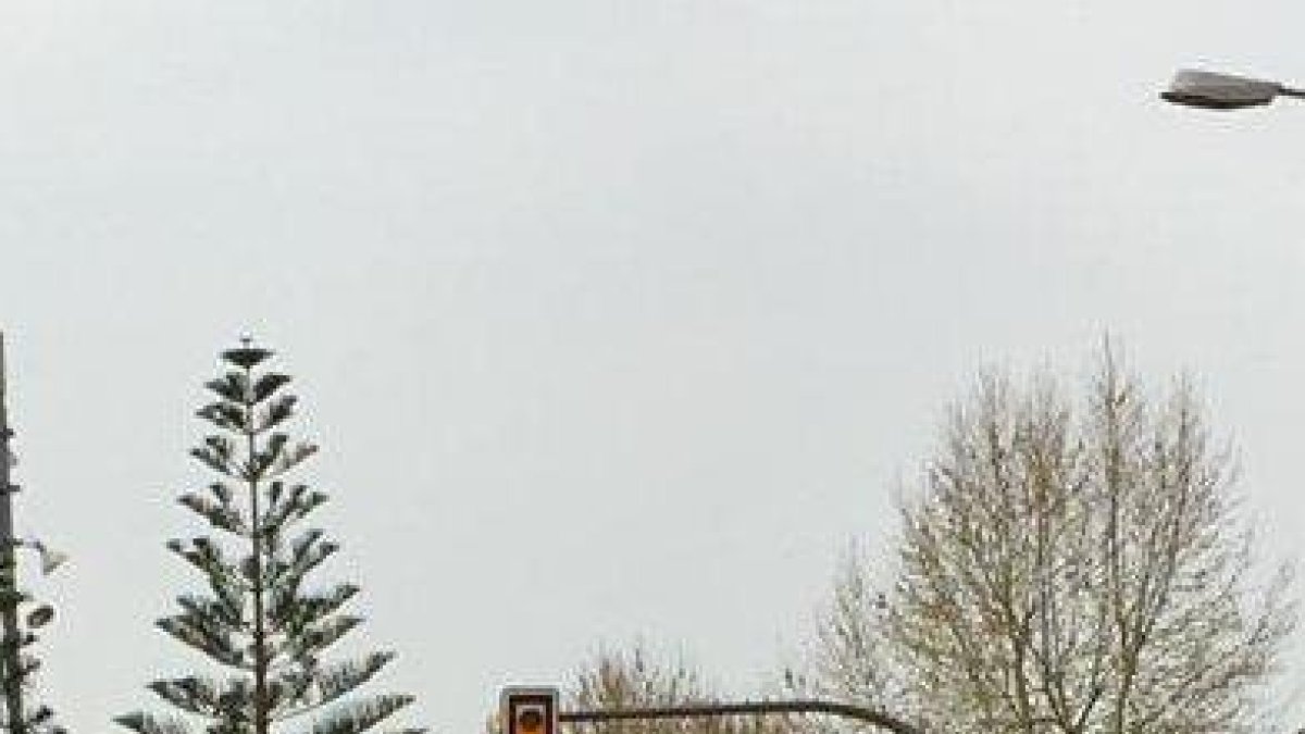 Un cotxe de la policia de Vilanova i la Geltrú cau a l'aigua a la plaça del Port durant l'actuació contra un 'botellón'