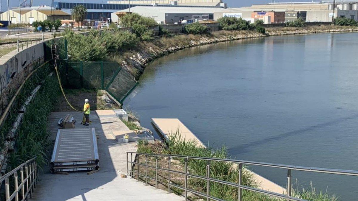 Empieza la instalación del embarcadero de la Escola de Rem Reial Club Nàutic