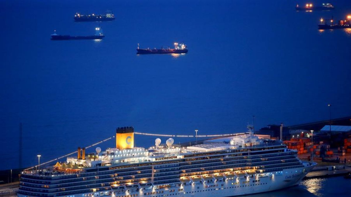 Desembarcan en Barcelona 168 cruceristas después de un mes sin pisar tierra