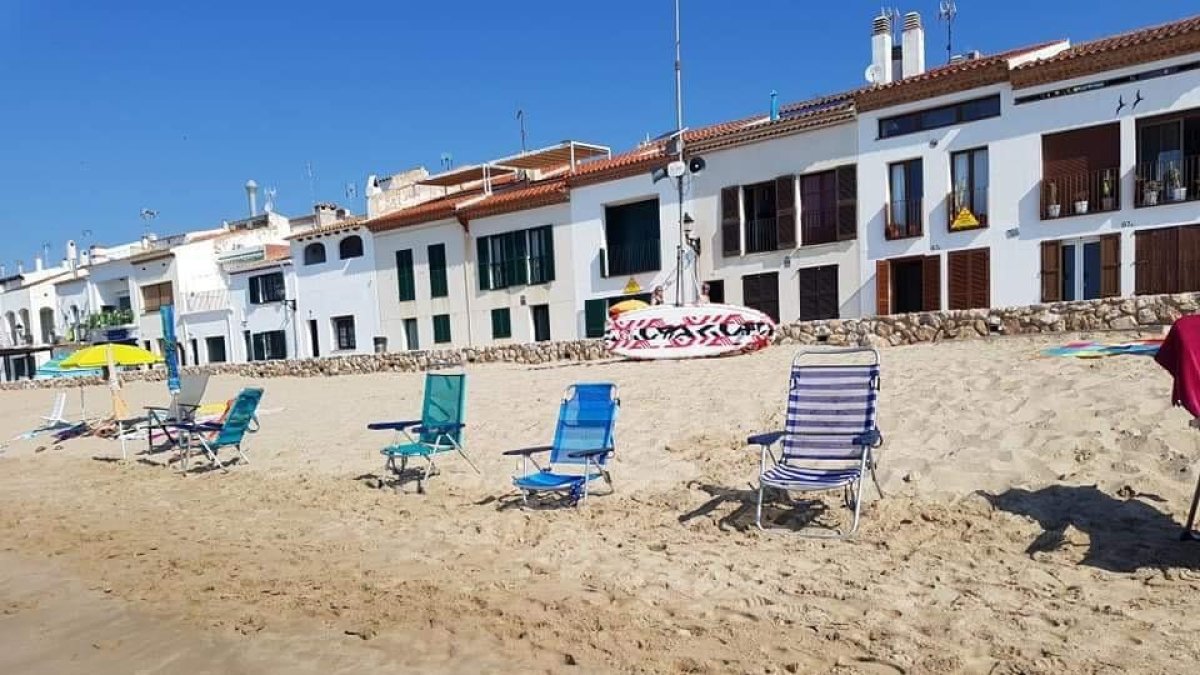 Los informadores retirarán los utensilios para 'reservar' espacio a la playa de Altafulla