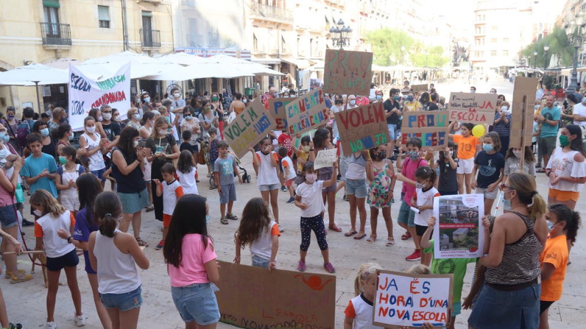 EL AMPA protesta por|para el retraso en las obras de la nueva Escola Arrabassada