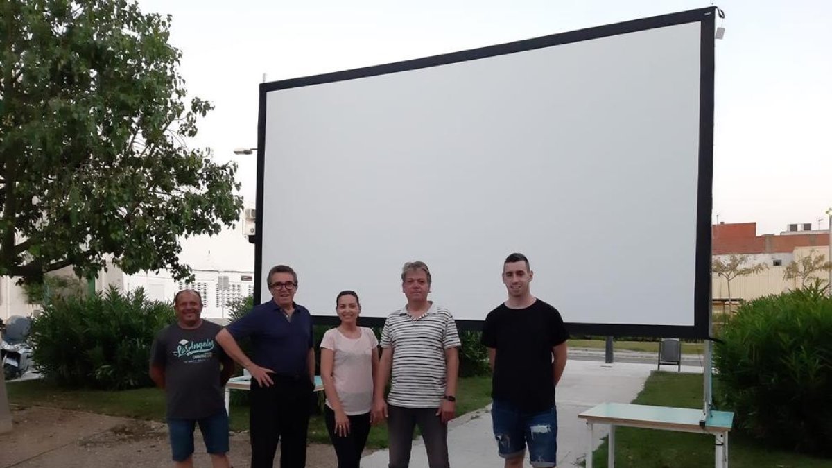 Sol i Vista acoge la prueba piloto del Cine en el barrio promovido por la FAVR