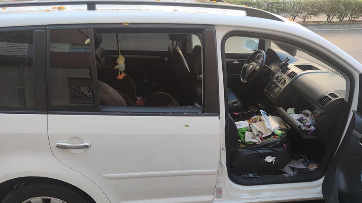 Roban en el interior de ocho coches aparcados a Países Catalanes en una sola noche