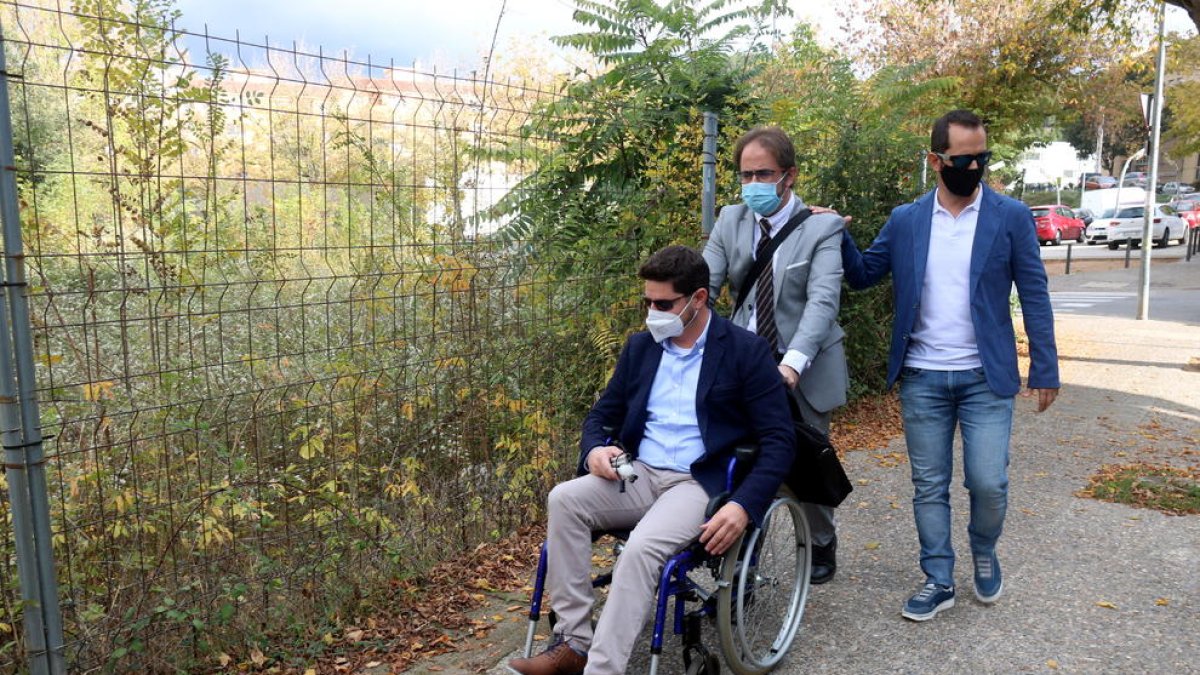 Un invident denuncia un conductor per atropellar-lo a consciència quan li retreia haver aparcat a la vorera