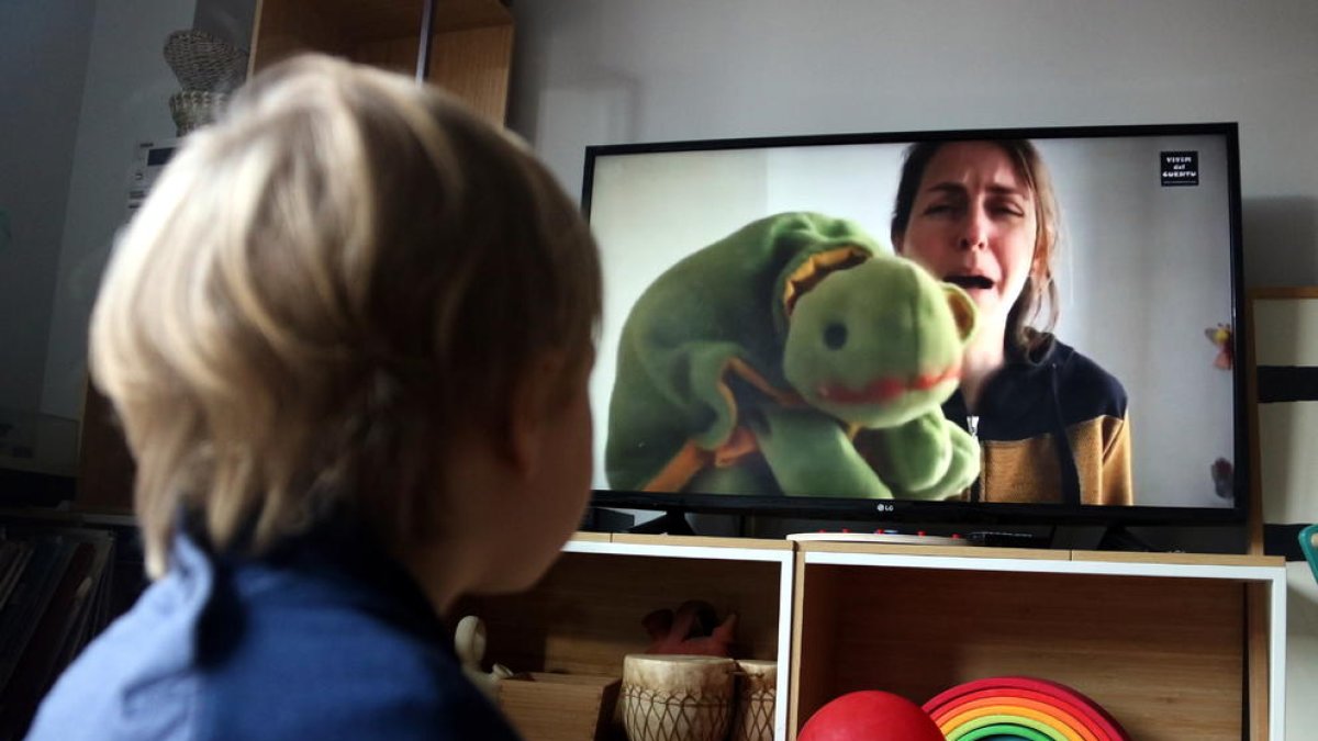 Els catalans consumeixen 275 minuts de televisió diaris durant el confinament