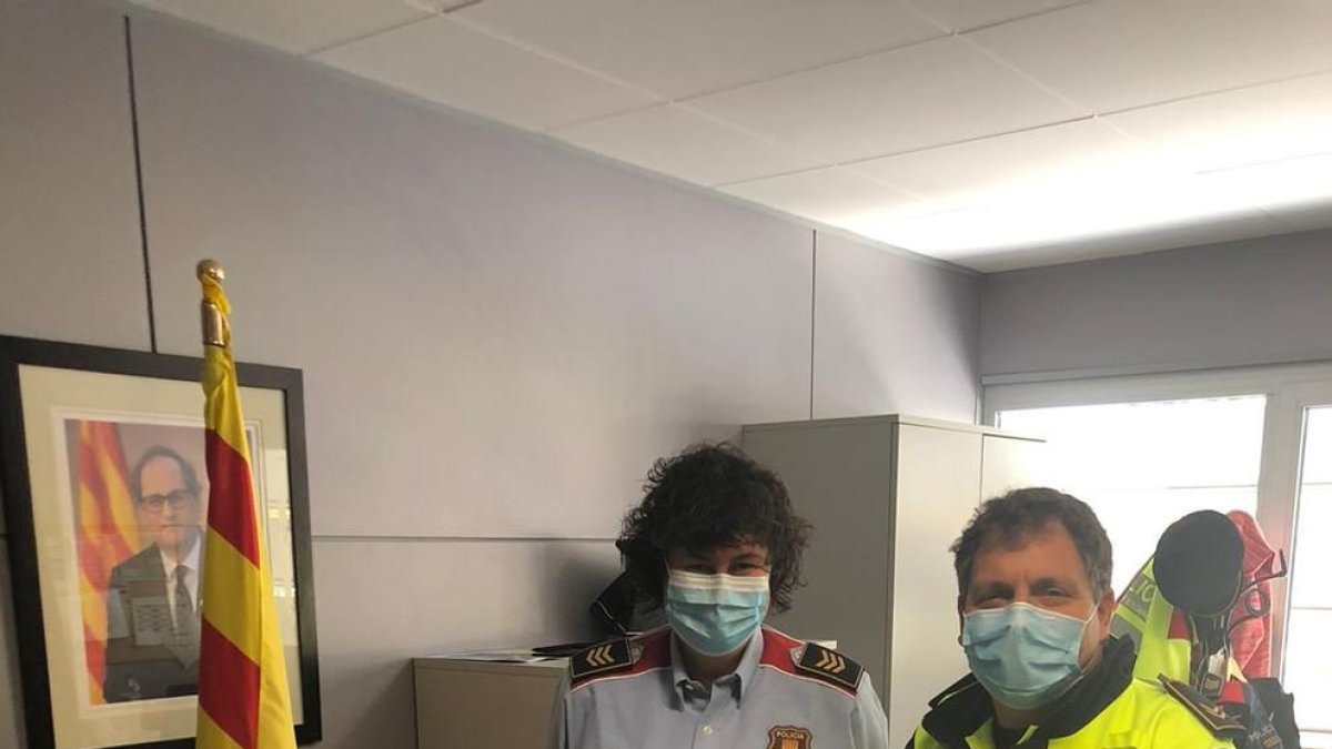 Un sergent i un agent de la Policia Local de Cambrils reben una felicitació dels Mossos