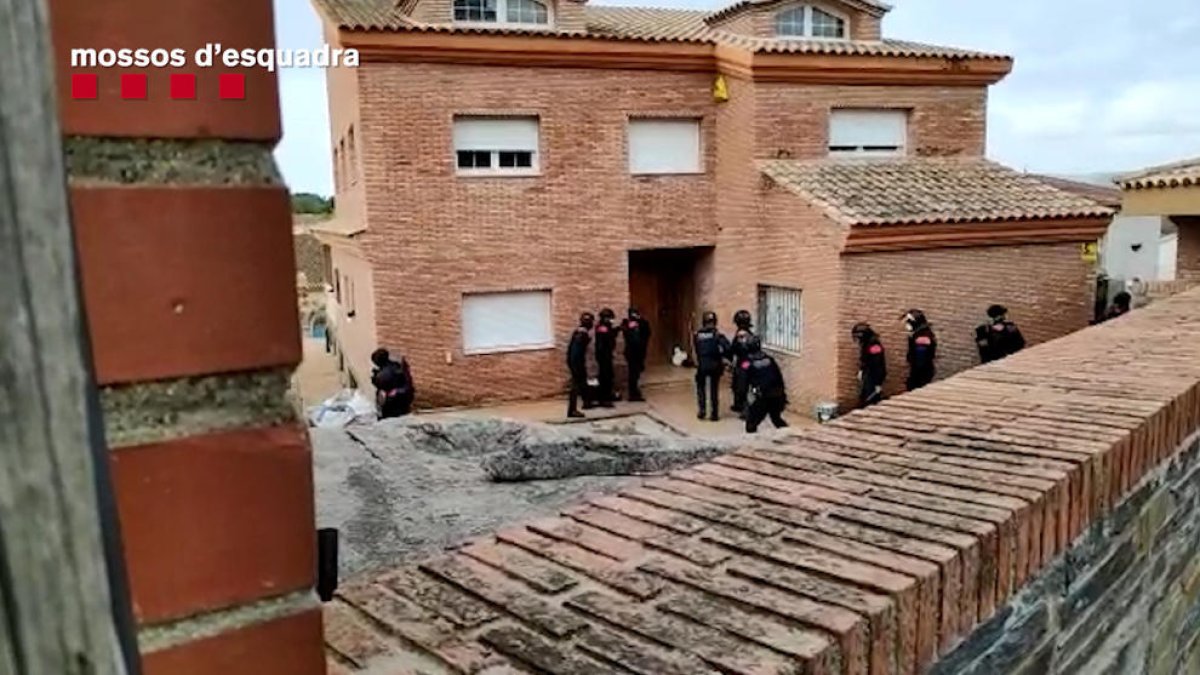 Els Mossos d'Esquadra detenen quatre persones per cinc robatoris amb força al Vendrell