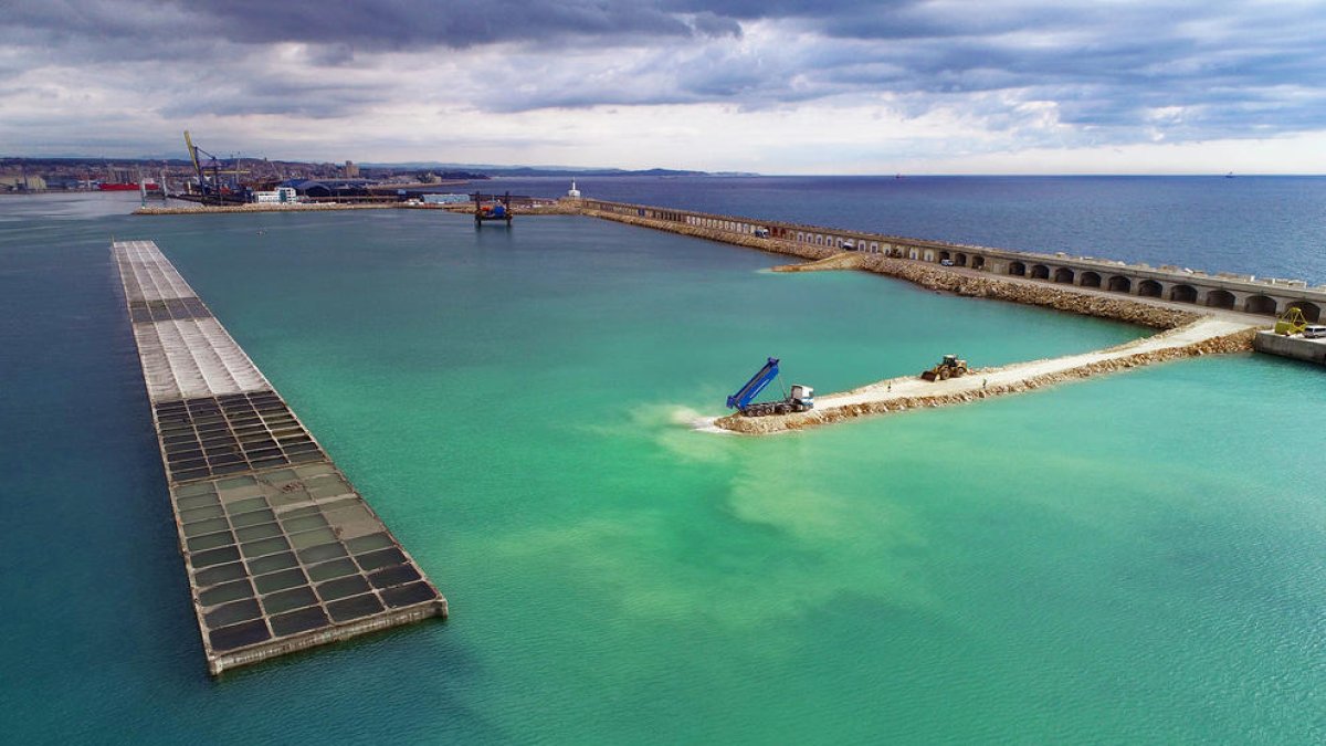 El moll de Balears del Port de Tarragona entra en una nova fase amb la construcció del dic sud i nord