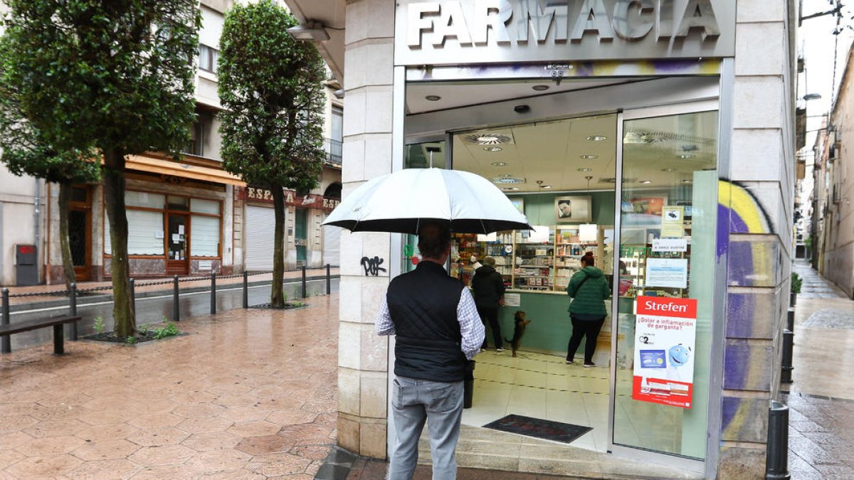 Tranquil·litat el tercer dia de repartiment de mascaretes