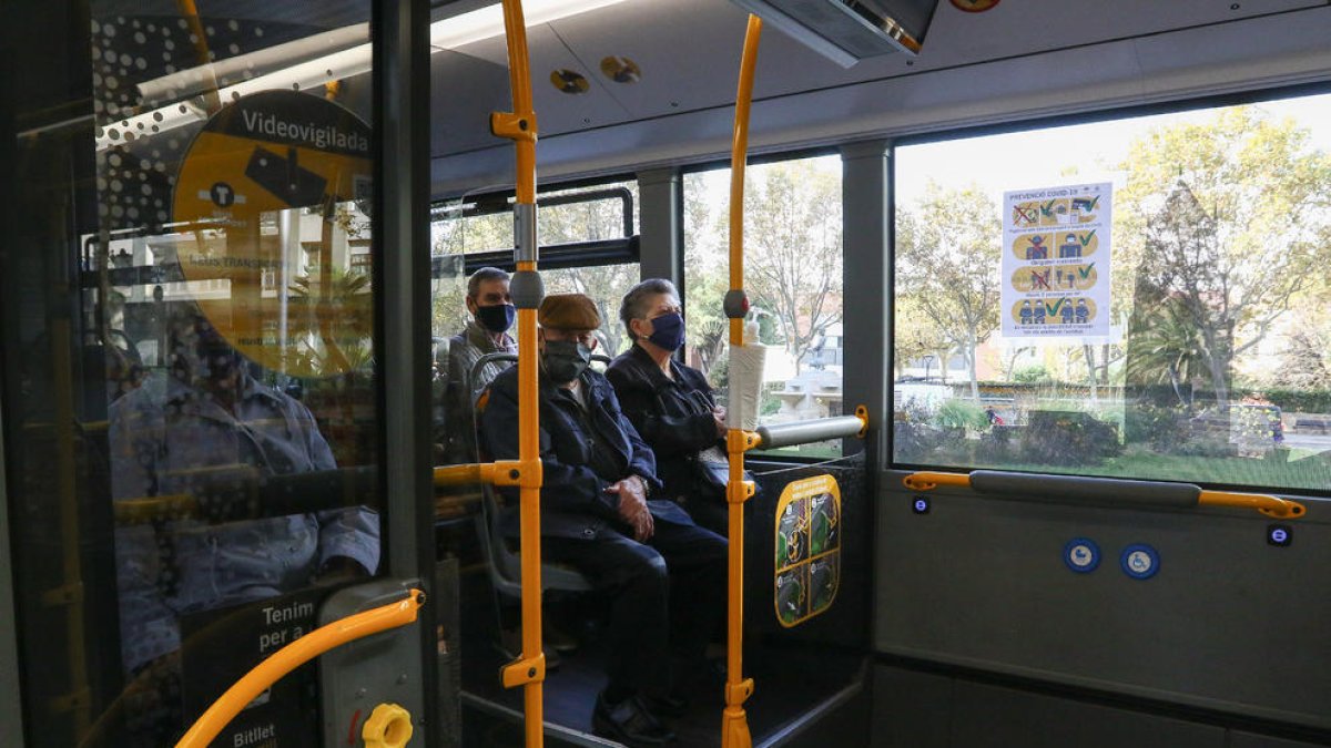 Queixes dels usuaris del bus urbà de Reus per la manca de distància entre seients