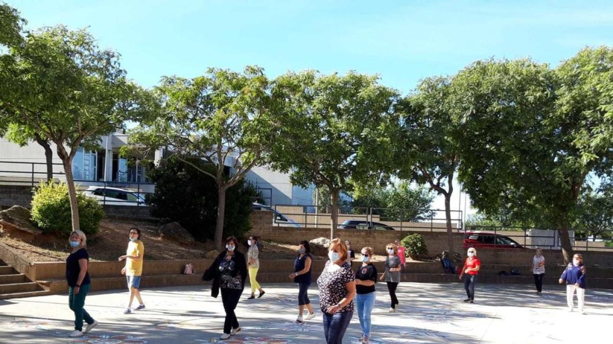 Malestar en un grup de gent gran per la prohibició de ballar en un centre cívic