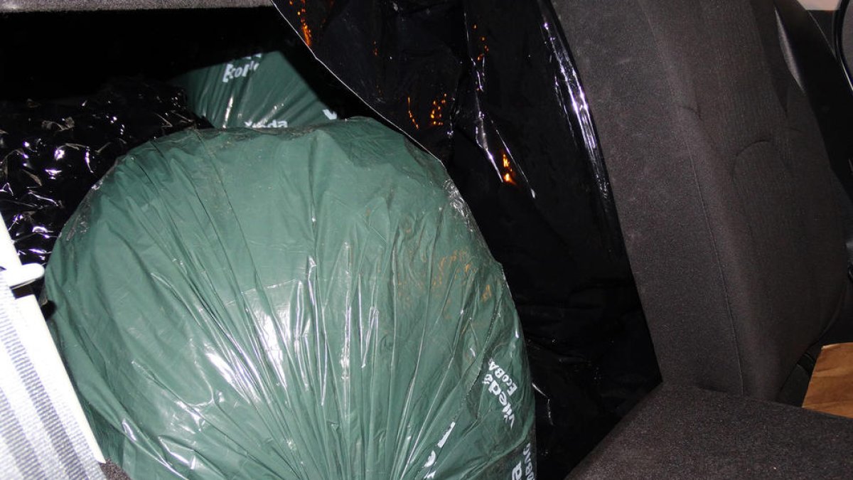 Detingut un home a Cambrils que transportava al cotxe 20 quilos de marihuana