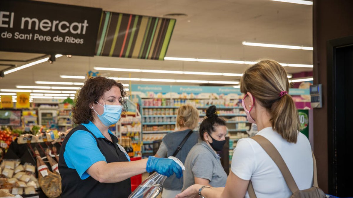 Caprabo baja hasta la mitad el precio de las mascarillas de un solo uso