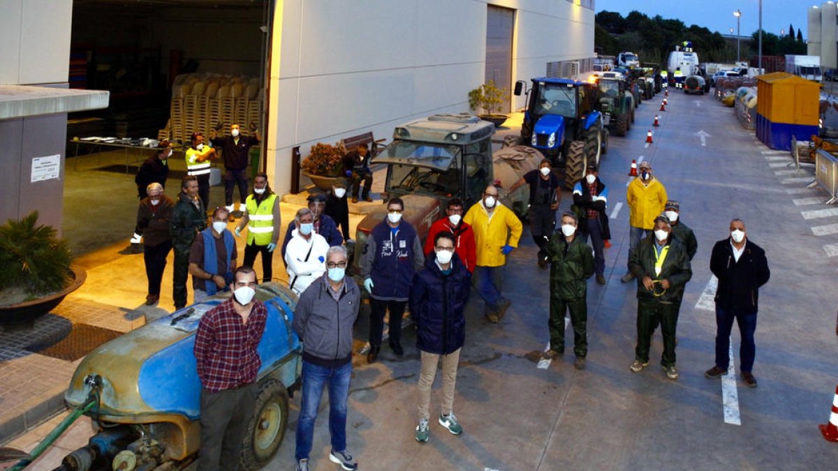 Pagesos de Vila-seca desinfecten els carrers del municipi abans de la sortida dels infants