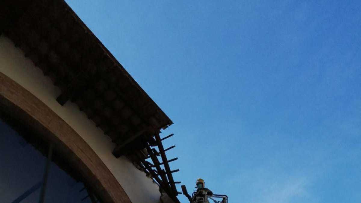 Se hunde una parte del tejado de la Cooperativa de Cambrils sin causar heridos