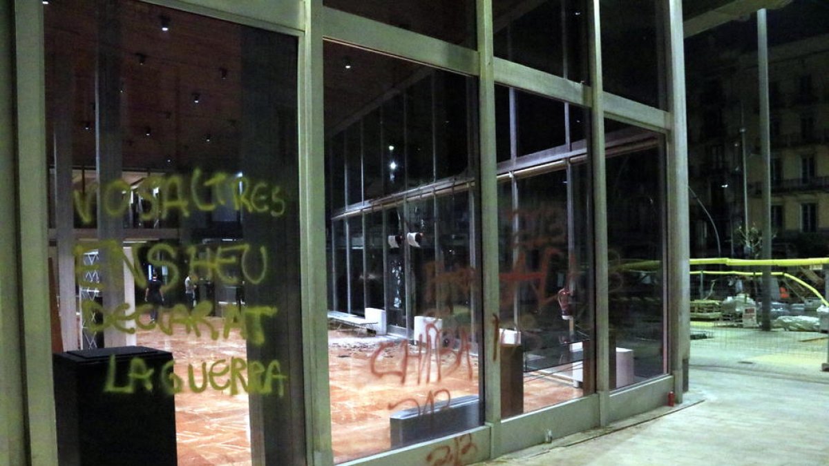 Manifestants de la protesta contra els desnonaments trenquen vidres i fan pintades a l'Ajuntament de Barcelona
