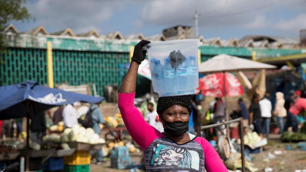 Más de 100 muertos en la República Dominicana por beber alcohol artesanal como cura contra el coronavirus