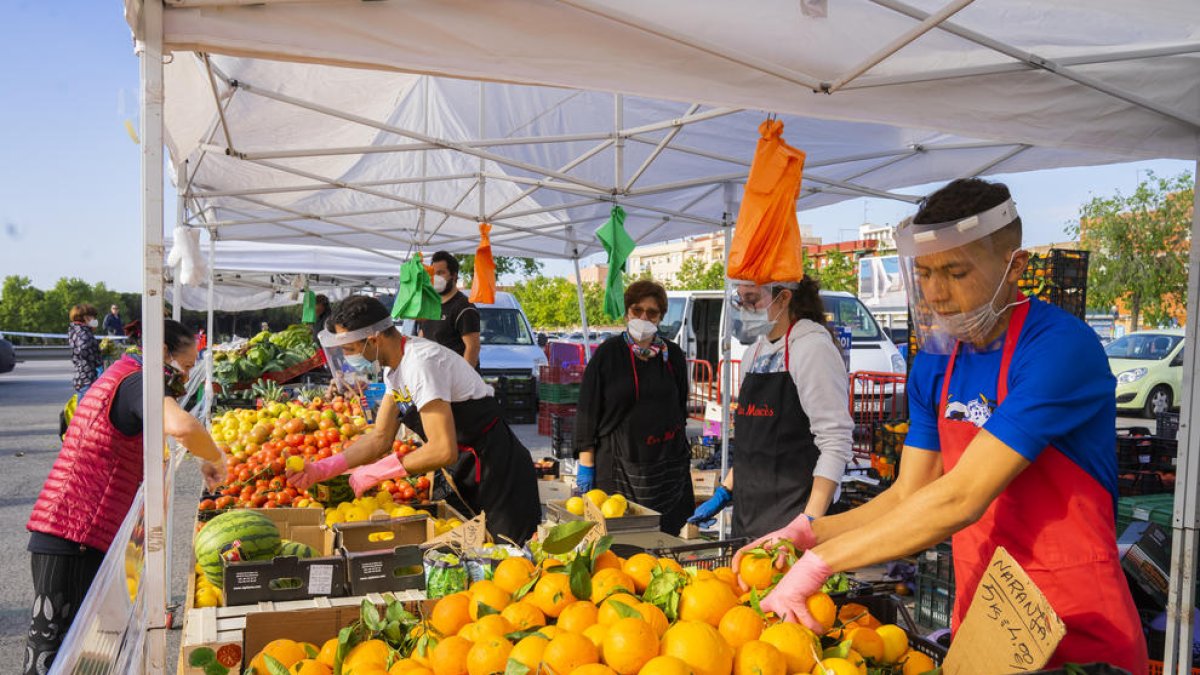 El mercadet de Bovanista reobre amb 13 parades i baixa afluència de clients