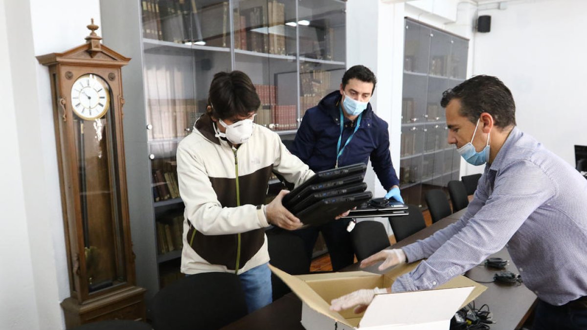 Educació dona ordinadors als primers 2.800 alumnes que no en tenen