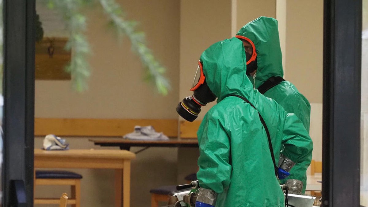 El dolor, la por i la culpa soscaven als treballadors de les residències