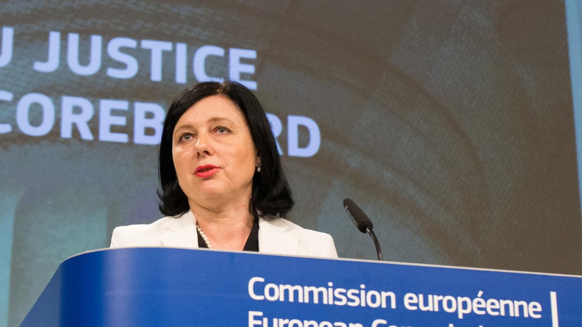 Brussel·les vol que s'aixequin les restriccions de viatge sense «discriminar per nacionalitats»