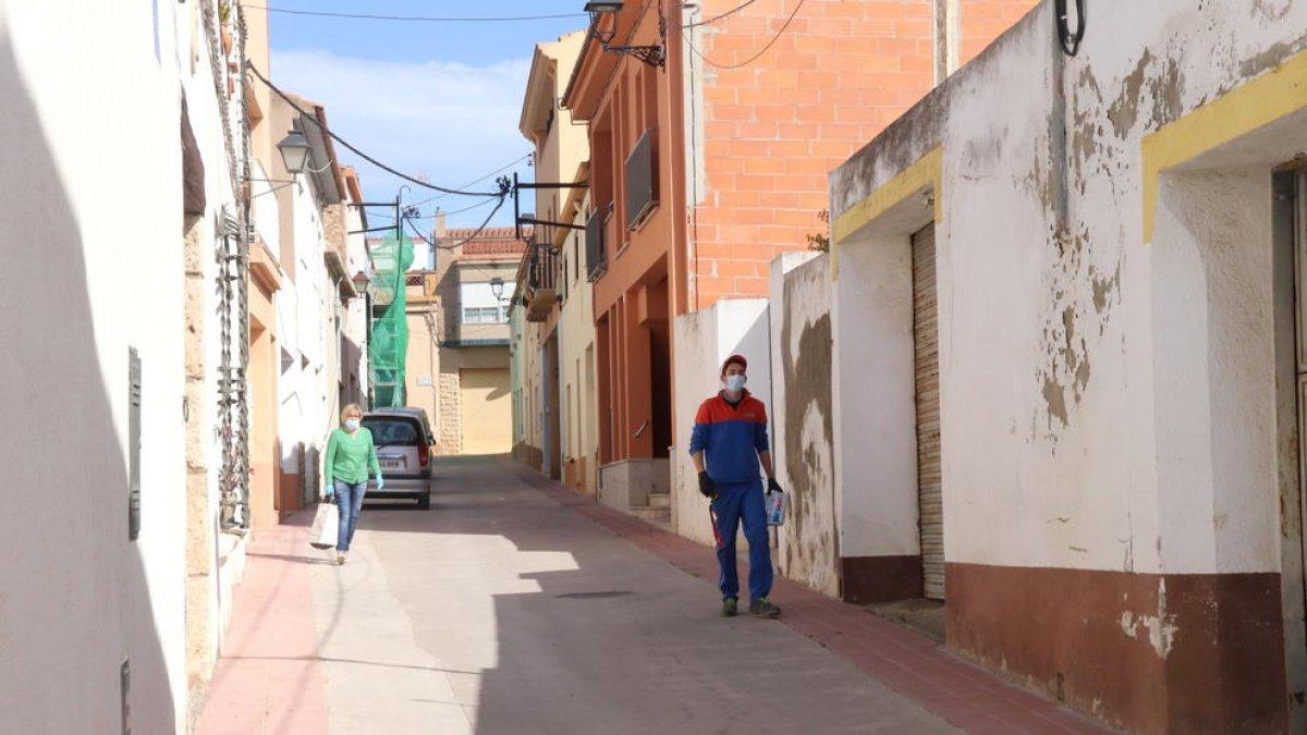 Els veïns d'un carrer que divideix les províncies de Tarragona i Barcelona, obligats a obviar el pla de desconfinament