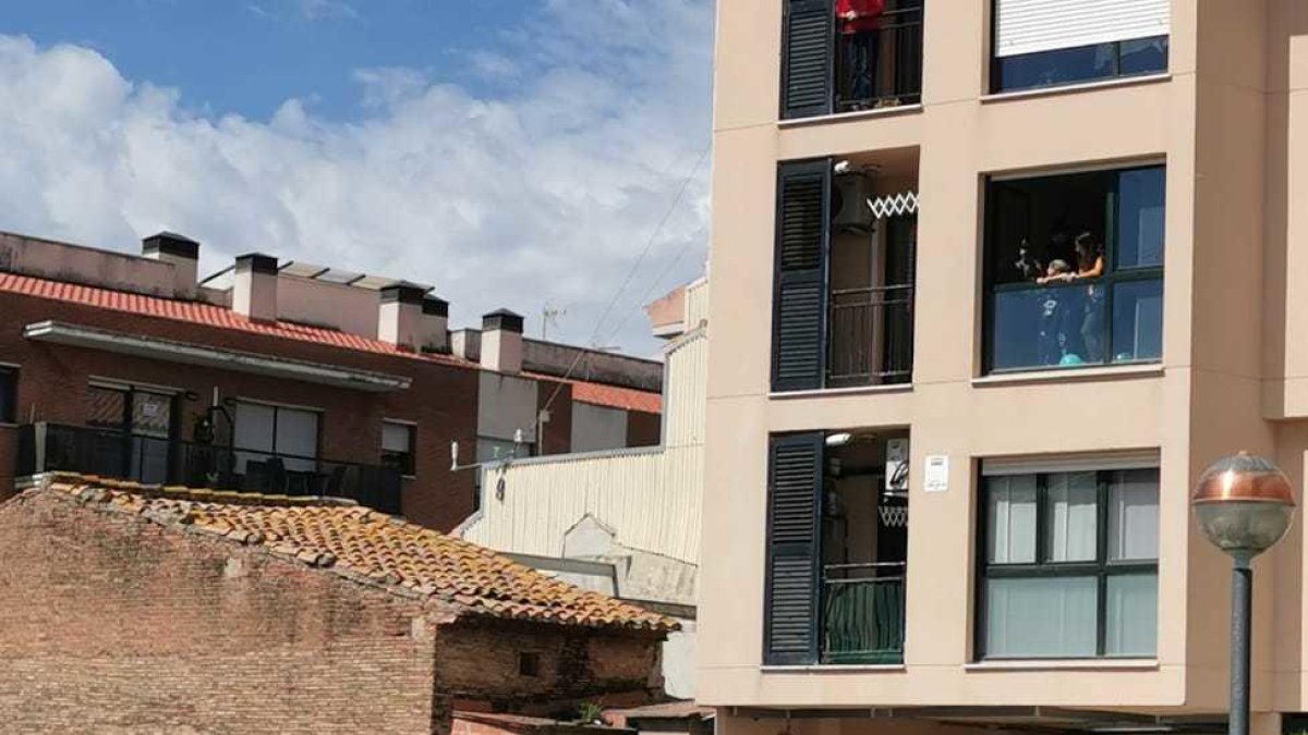 La Policía Local de Cambrils visita a 78 niños para felicitarlos por|para su aniversario|cumpleaños