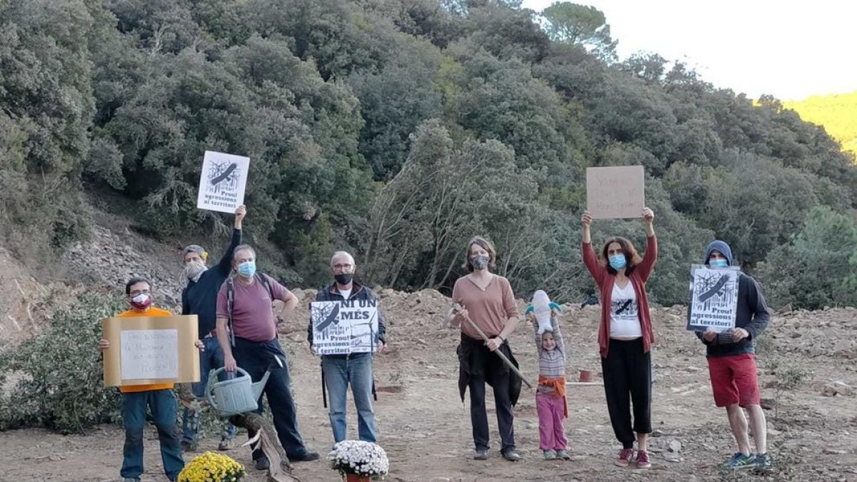 Acción de protesta contra una central eólica prevista cerca de la ermita de Puigcerver, en el Baix Camp