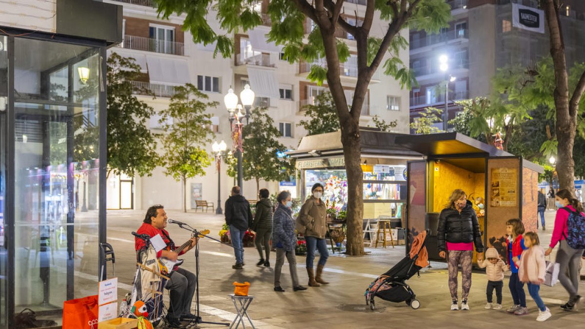 Vecinos que teletrabajan se quejan de molestias para|por los músicos de calle