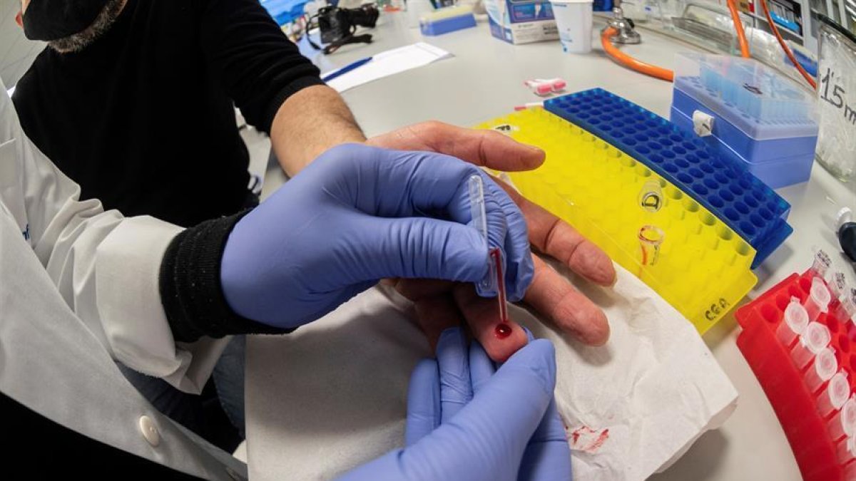 Las farmacias y clínicas dentales de Madrid pueden hacer test de antígenos desde hoy