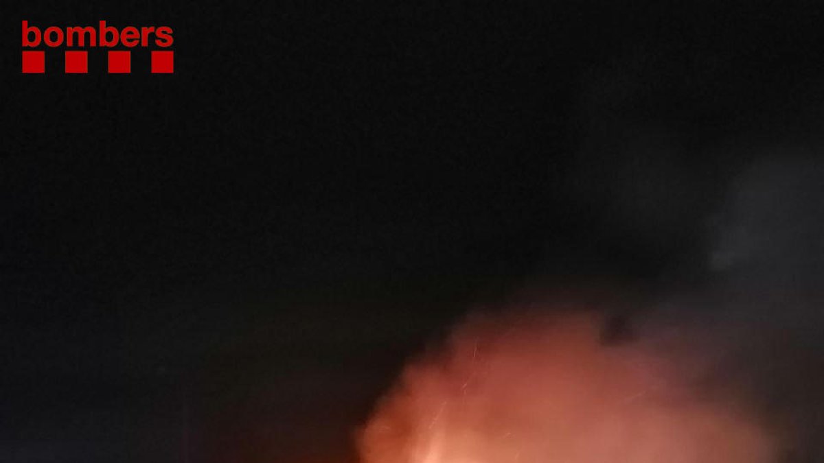 Calcinado un vehículo en una gasolinera de l'Ampolla