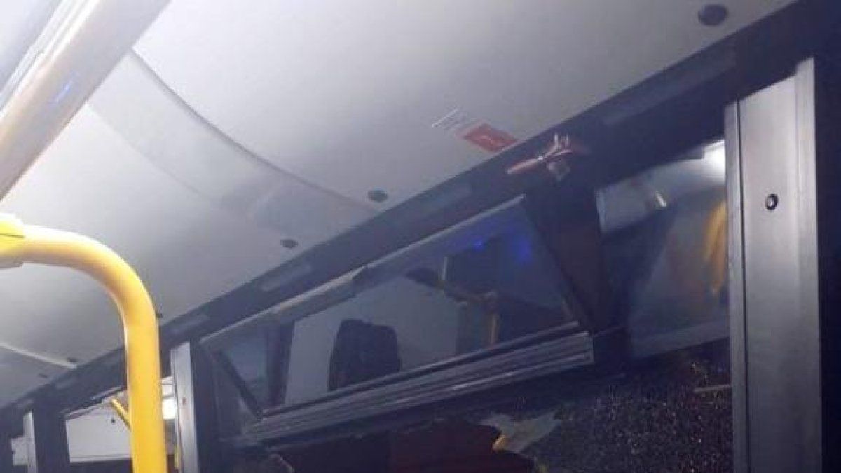 Pillado 'in fraganti' un menor que lanzaba piedras a un autobús urbano en Calafell