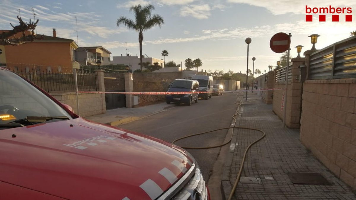 Los Bombers confinan dos viviendas de Amposta por un escape de gas propano