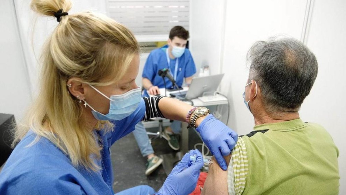 El 10% de la población catalana tiene la pauta completa de la vacuna contra la covid-19