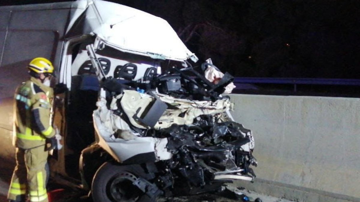 Un ferit greu en un accident entre una furgoneta i un camió frigorífic a l'AP-7 a Tarragona