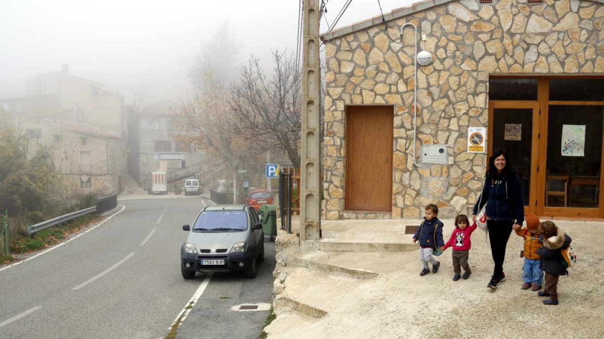 Familias de Arbolí quieren recuperar la escuela pública en el pueblo