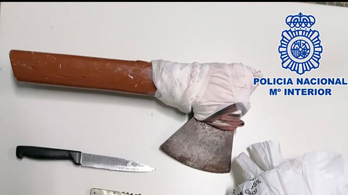 La Policía Nacional detiene al autor de un atraco en una frutería de Zaragoza que llevaba un hacha y cuchillos