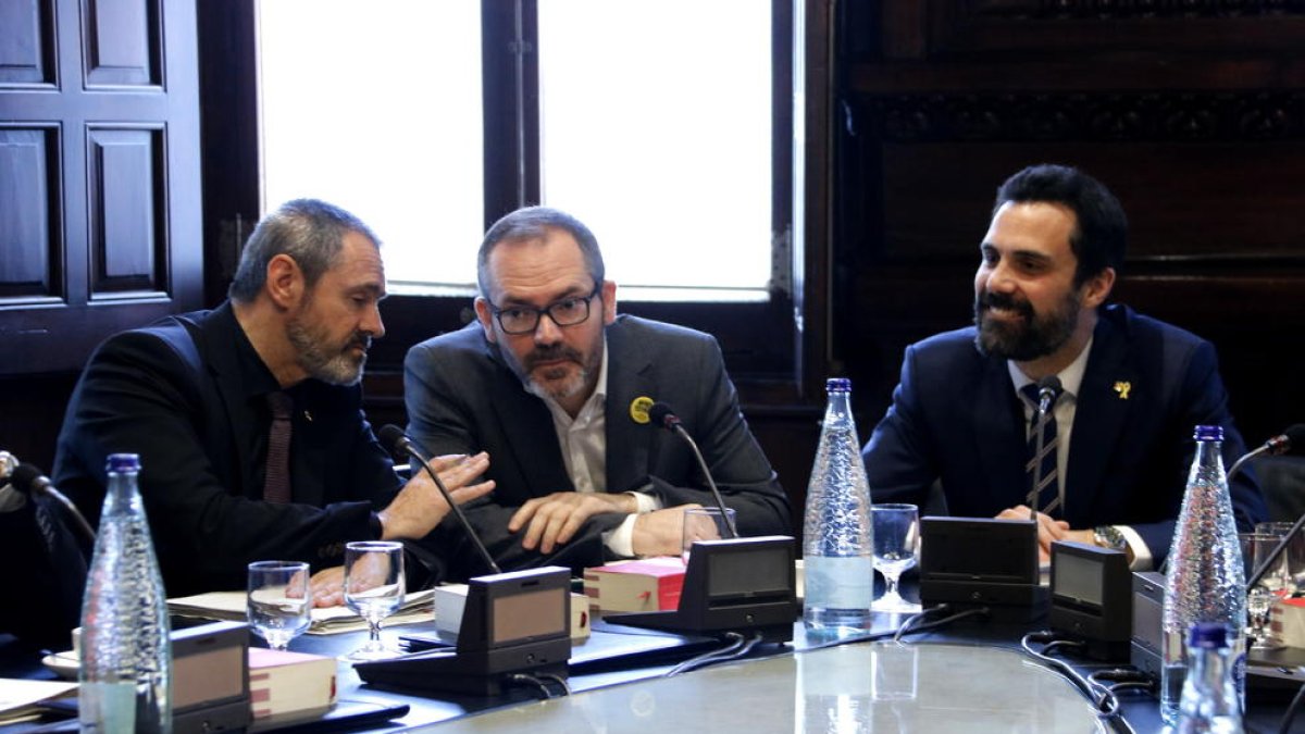 Plan|Plano medio del presidente del Parlamento, Roger Torrent, con el vicepresidente, Josep Costa, y el diputado de JxCat Eusebi Campdepadrós. Imagen del 12 de marzo del 2019 (Horizontal)