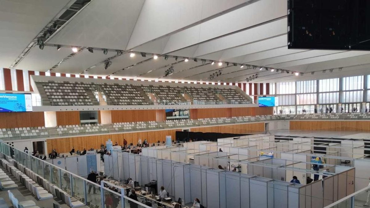 Colas en el Palau d'Esports Catalunya de Tarragona para recibir la vacuna contra el coronavirus