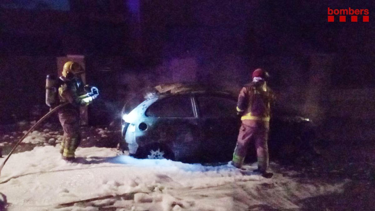 Quema totalmente un vehículo en Banyeres del Penedès